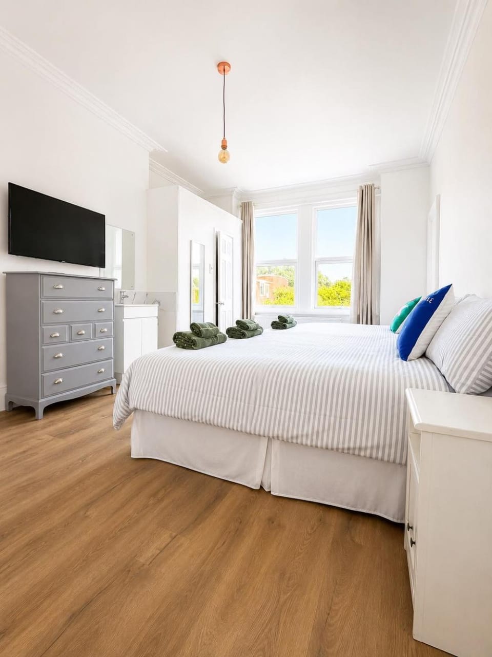 Bed, TV and multimedia, Bedroom