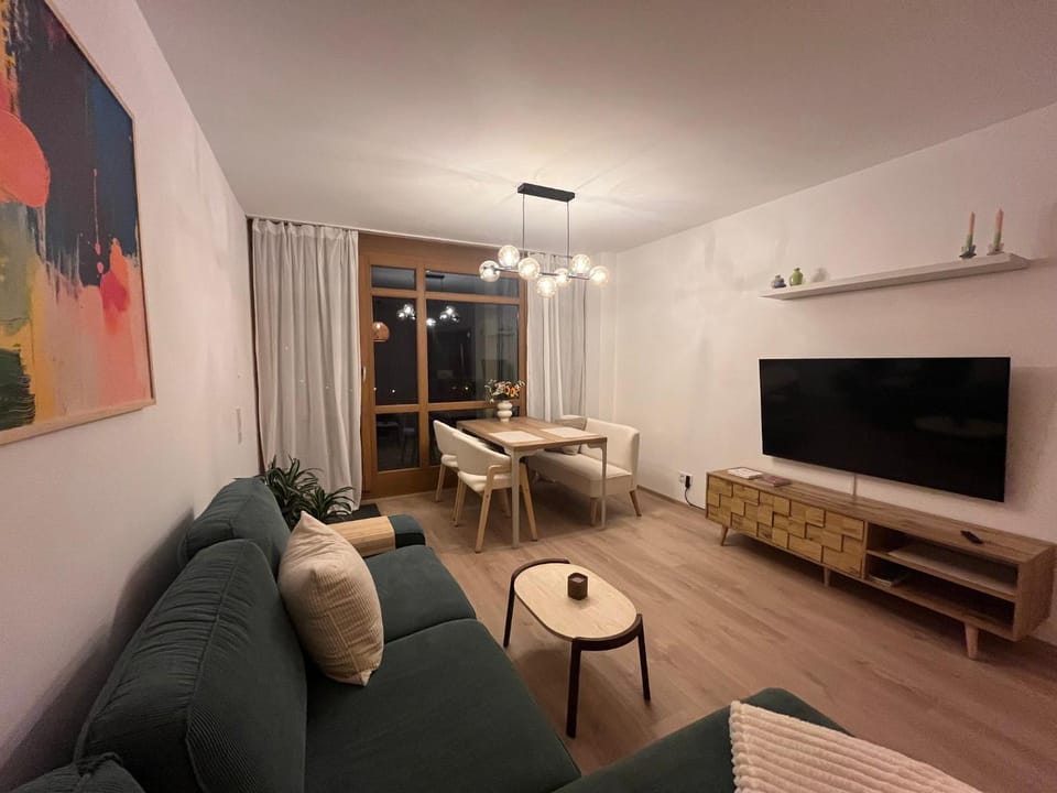 TV and multimedia, Living room, Seating area, Evening entertainment