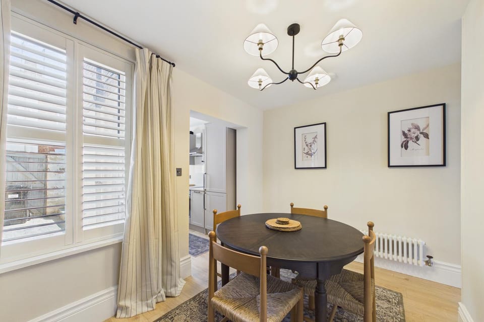 The Chester Hideaway, 2 Bed Cottage, Free Parking House in Chester