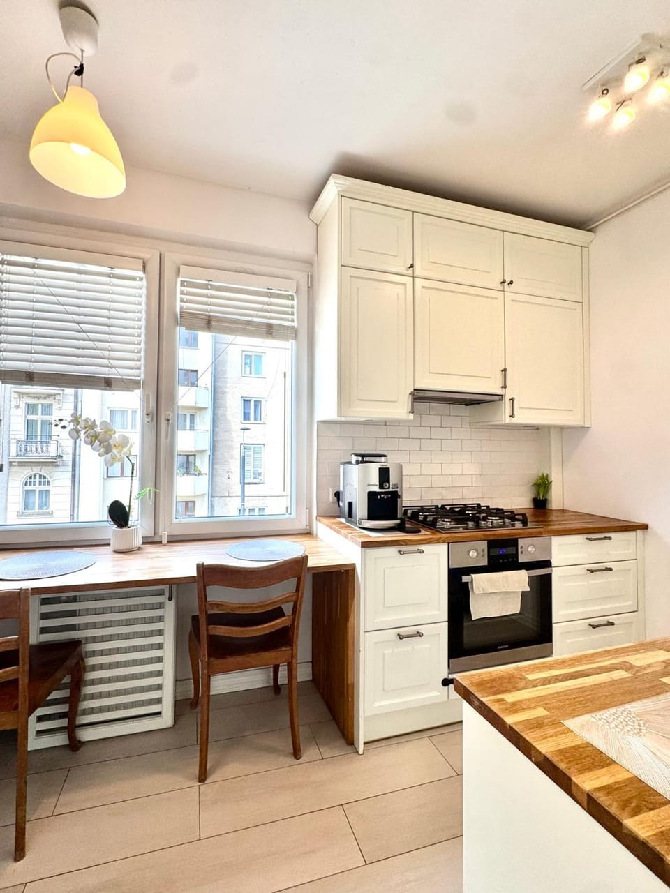 Kitchen or kitchenette, Dining area, oven