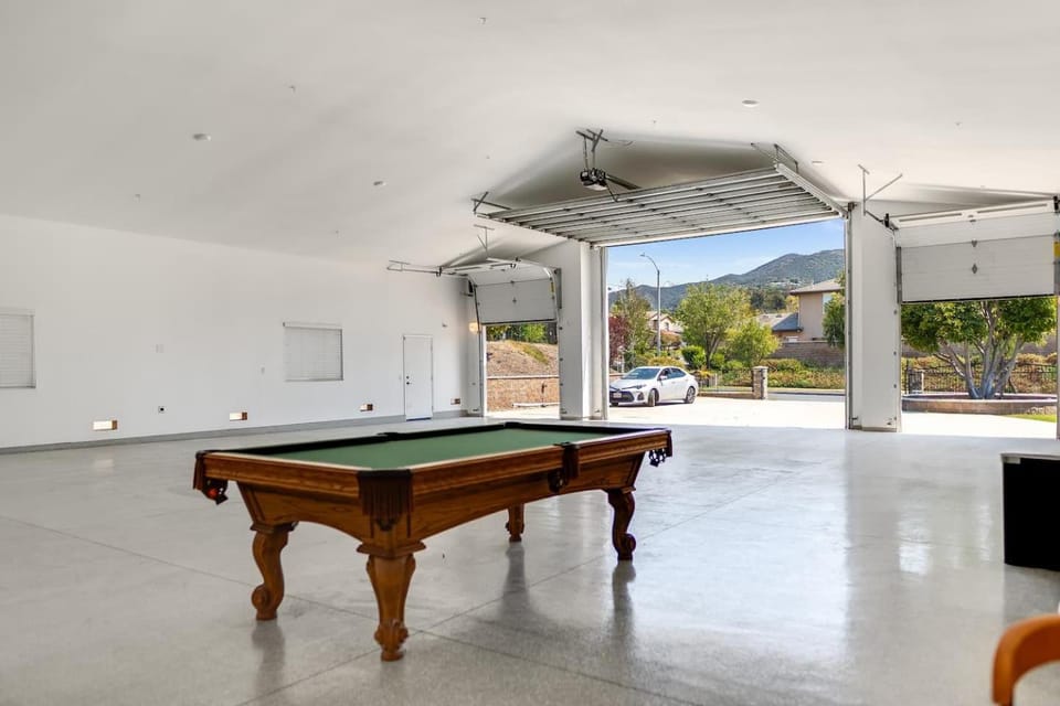 Modern 3BR with RV Garage & Pool Table House in Corona