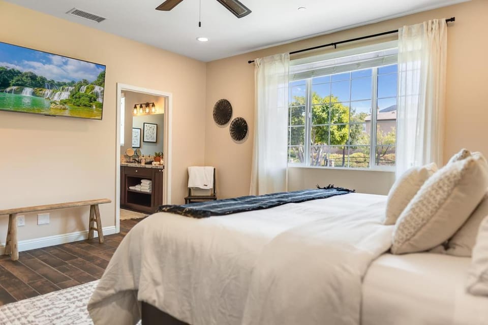 Modern 3BR with RV Garage & Pool Table House in Corona