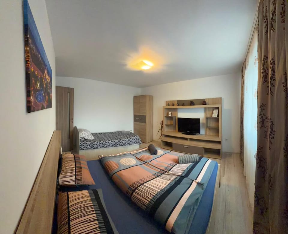 Bed, TV and multimedia, Photo of the whole room, Bedroom