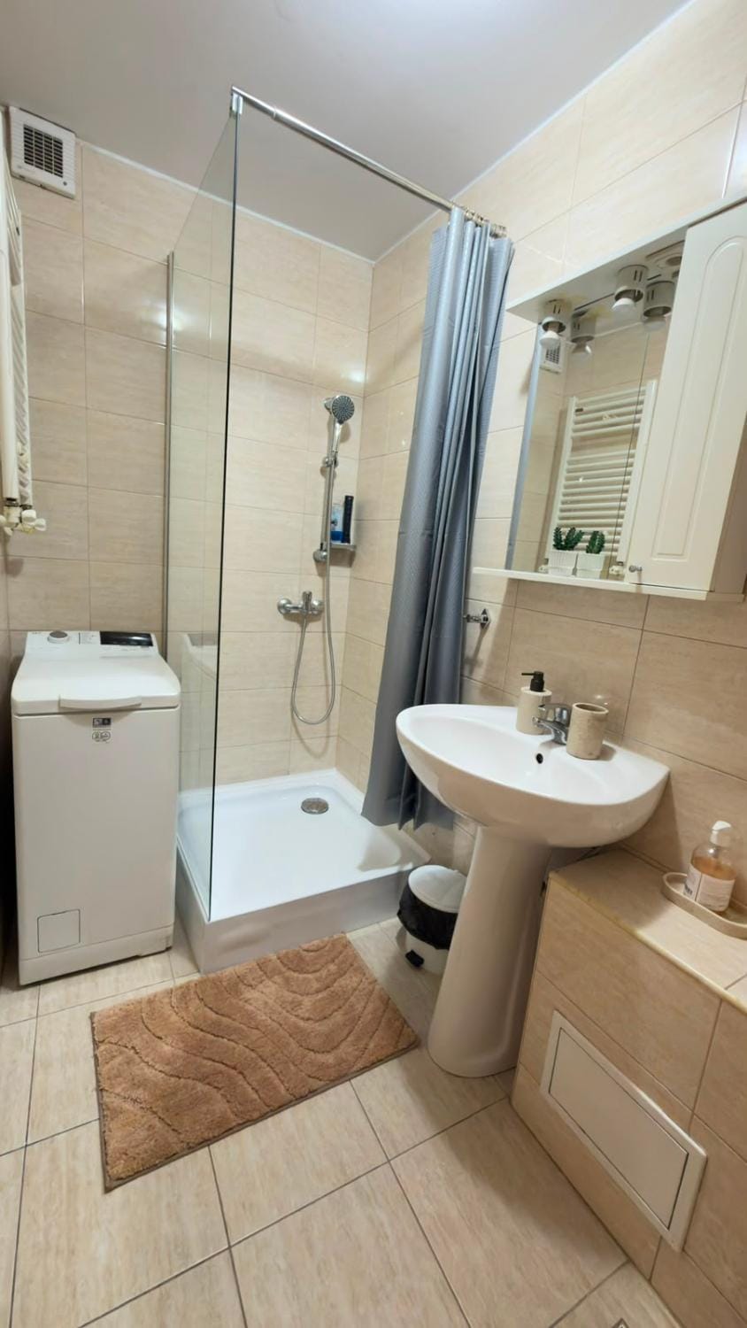Shower, Toilet, Bathroom, towels