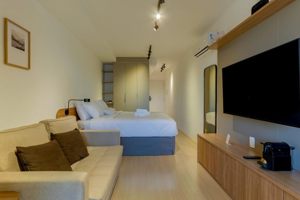 Bed, TV and multimedia, Living room, Photo of the whole room, Bedroom, air conditioner