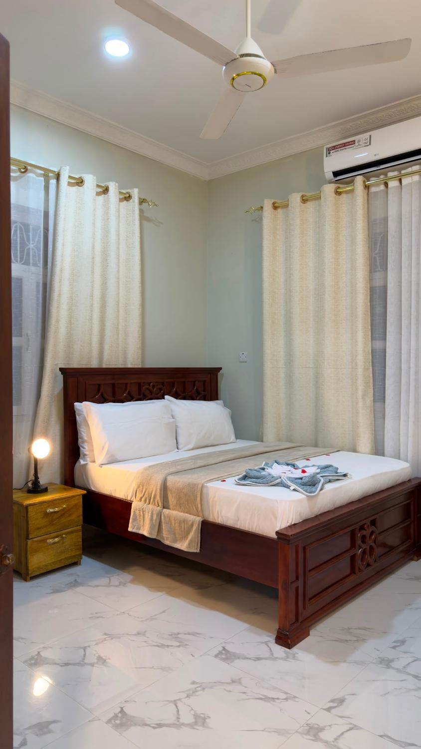 Bedroom, towels