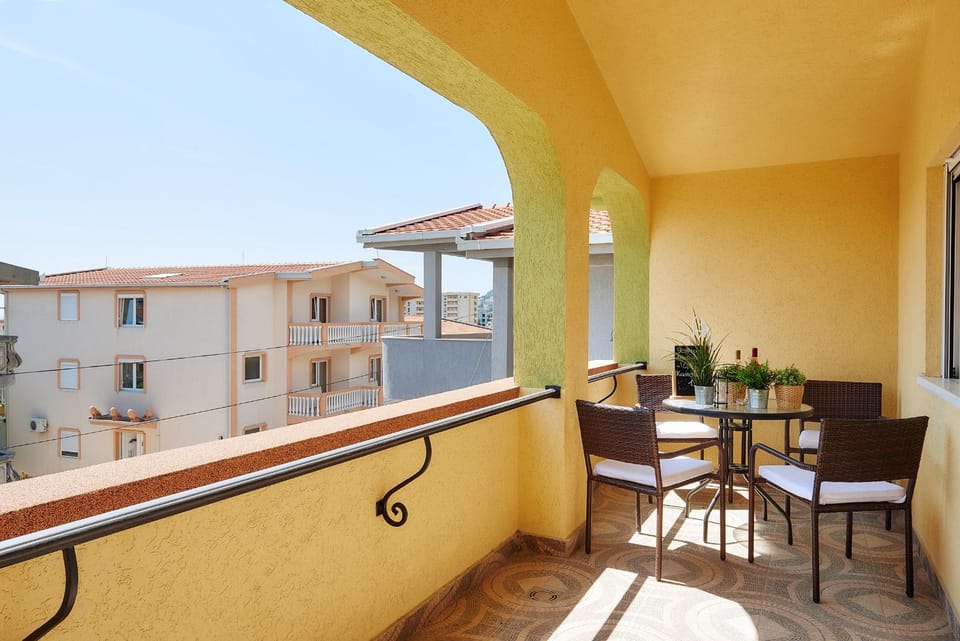 Balcony/Terrace, Dining area, Street view