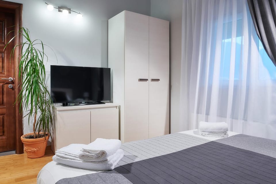 Bed, TV and multimedia, Decorative detail, Bedroom, On site, Mountain view, Sunset