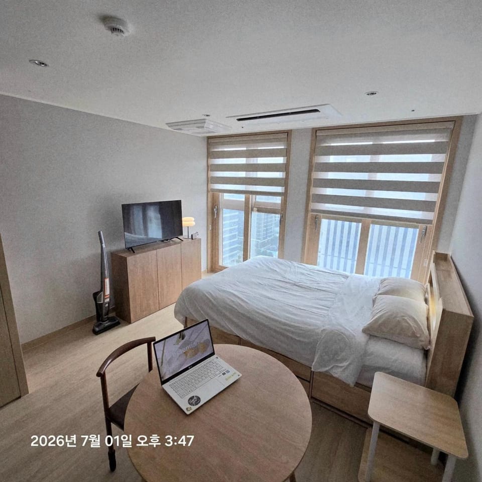 Bed, TV and multimedia, Photo of the whole room