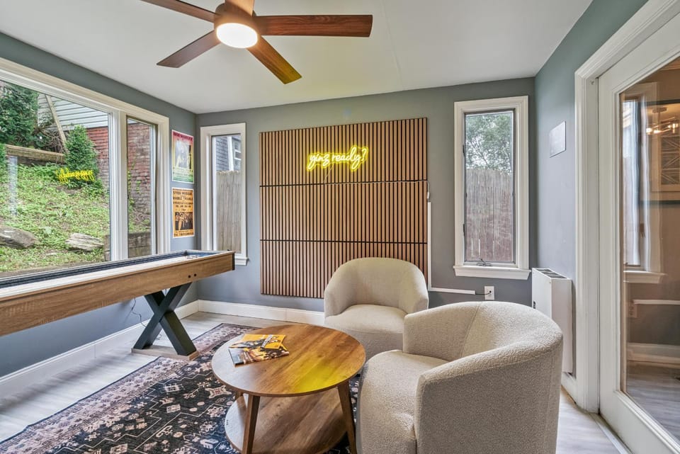 Hot Tub Dedicated Parking 14 Guests Games House in Pittsburgh