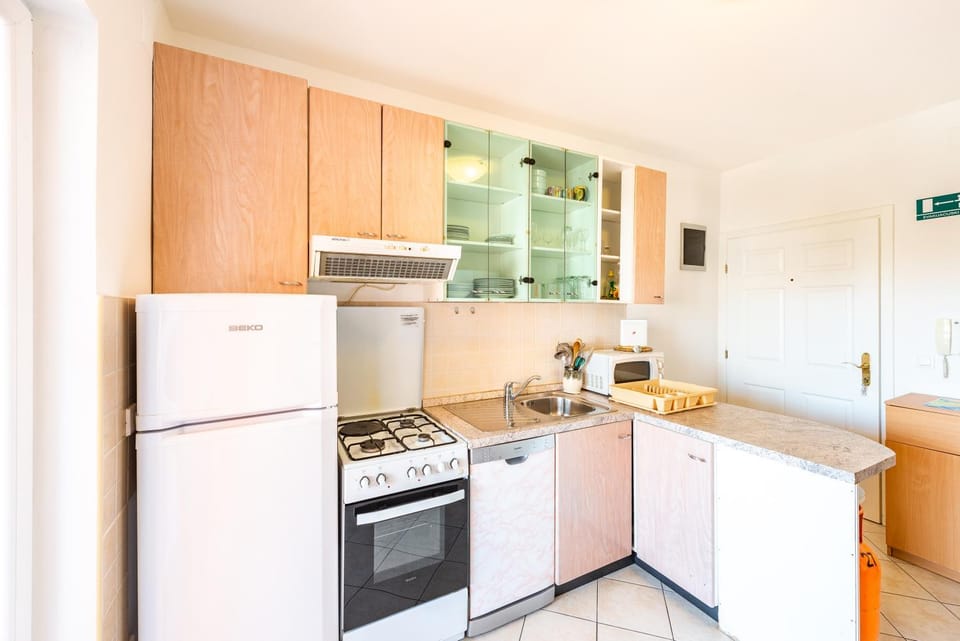 Kitchen or kitchenette, pet friendly, stove, kitchen