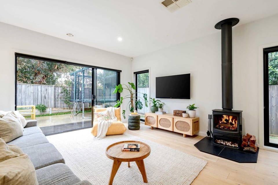 Stylish Family Retreat with Pool House in Torquay