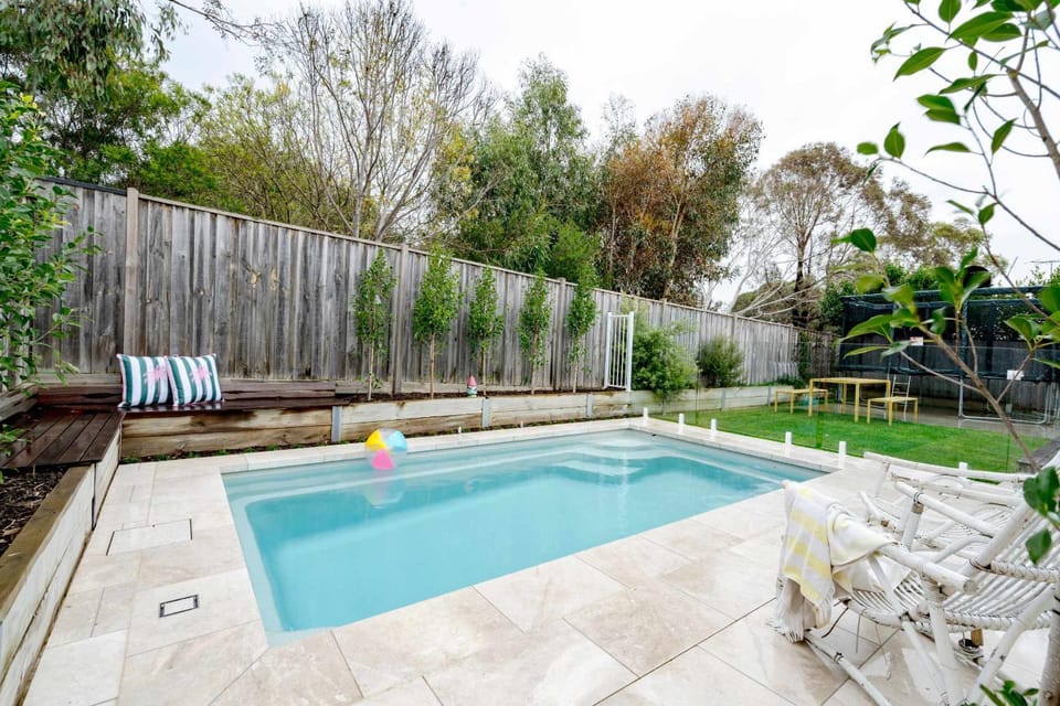 Stylish Family Retreat with Pool House in Torquay