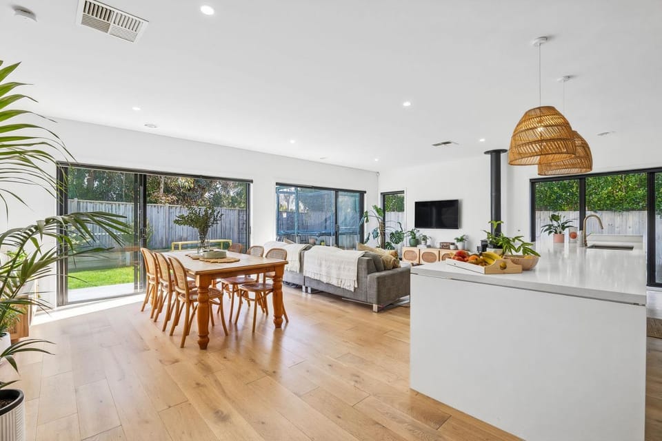 Stylish Family Retreat with Pool House in Torquay