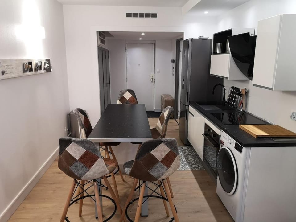 Spacious 8-Guest Apartment with 3 Suites & Garage Apartment in Grenoble
