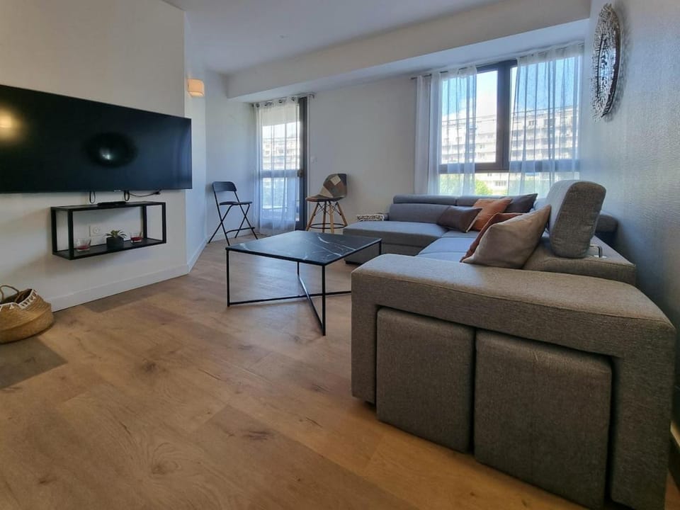 Spacious 8-Guest Apartment with 3 Suites & Garage Apartment in Grenoble