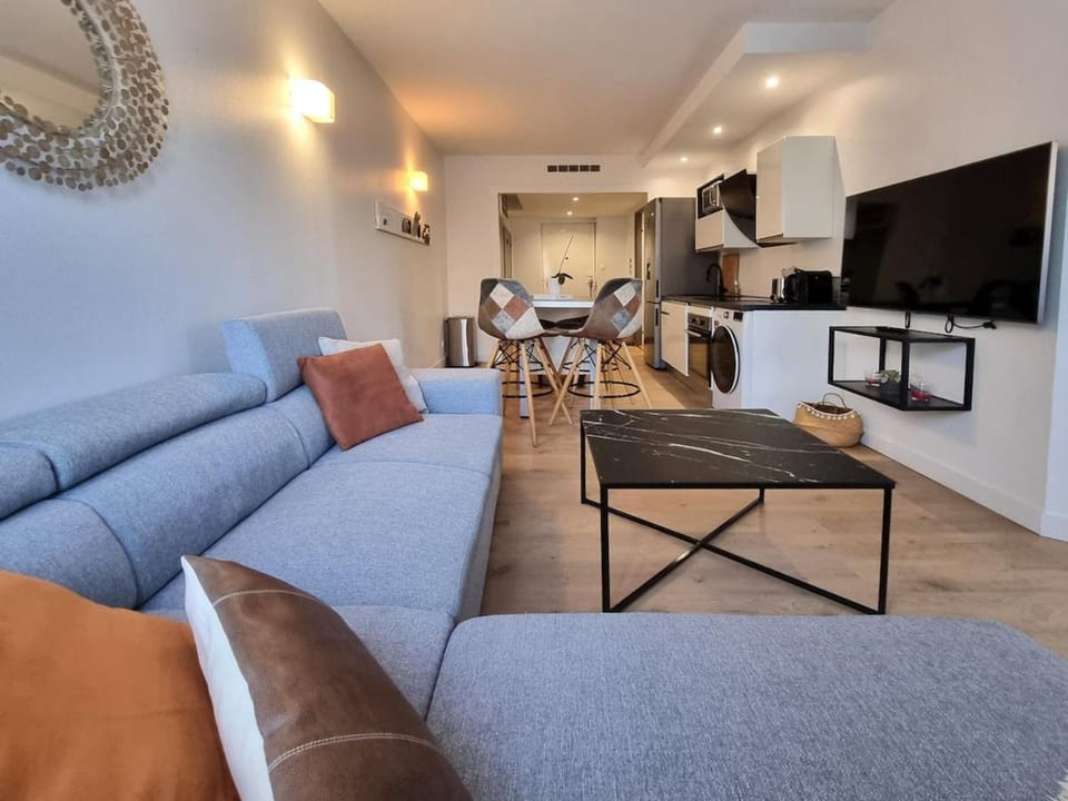 Spacious 8-Guest Apartment with 3 Suites & Garage Apartment in Grenoble