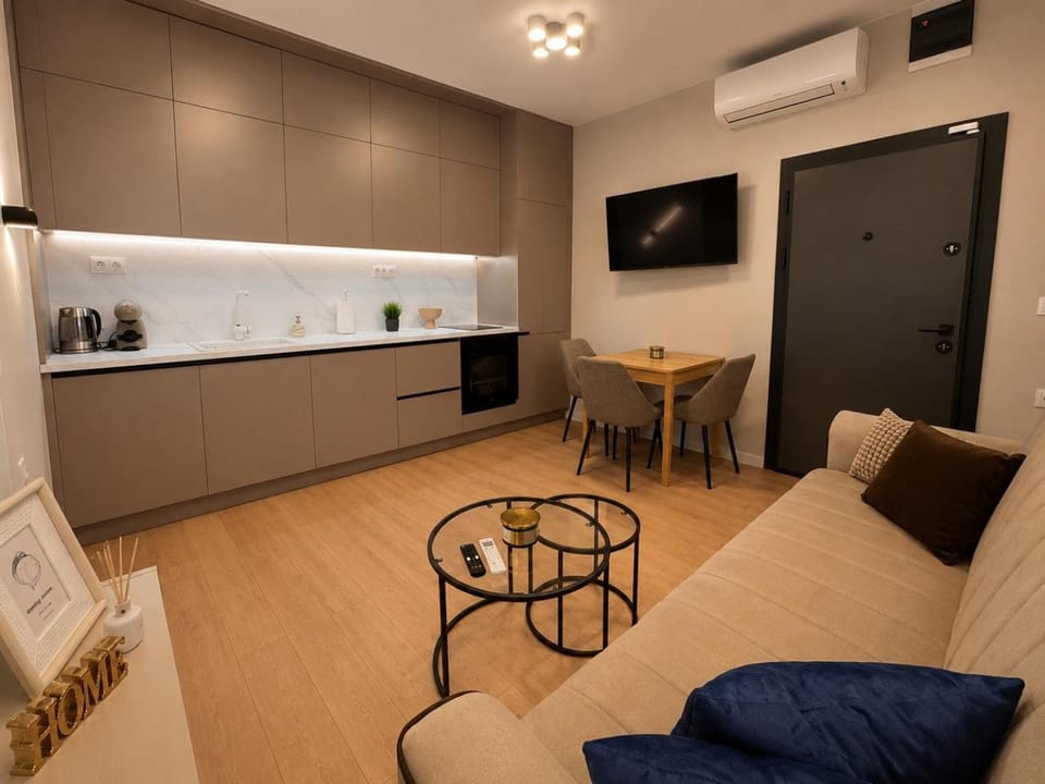 TV and multimedia, Kitchen or kitchenette, Living room, Seating area, Dining area, oven, air conditioner