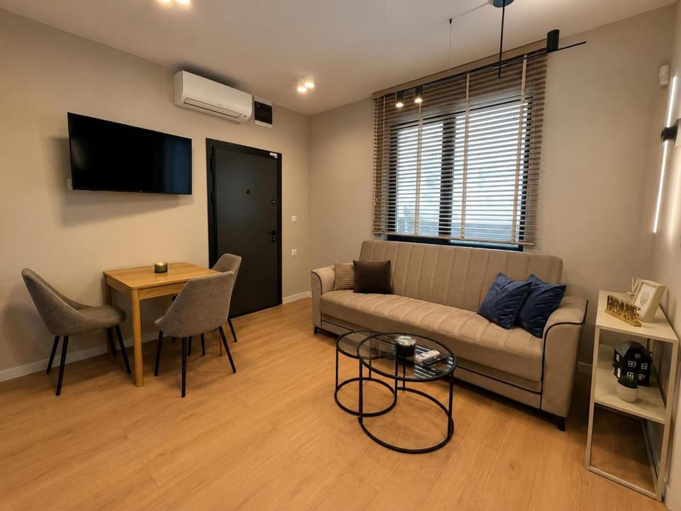 Communal lounge/ TV room, TV and multimedia, Living room, Seating area, Dining area, air conditioner