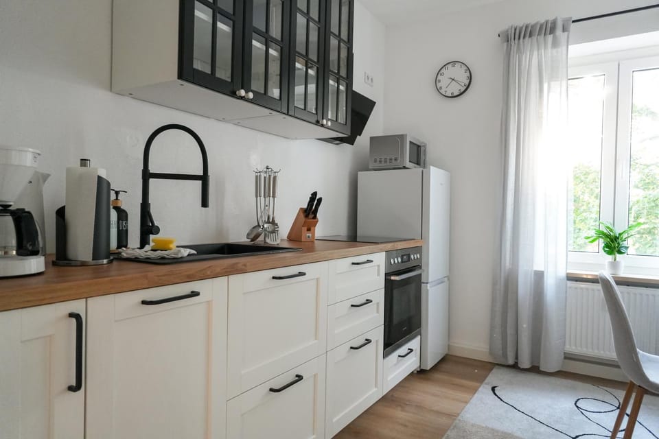 Coffee/tea facilities, Kitchen or kitchenette, Dining area, stove, toaster