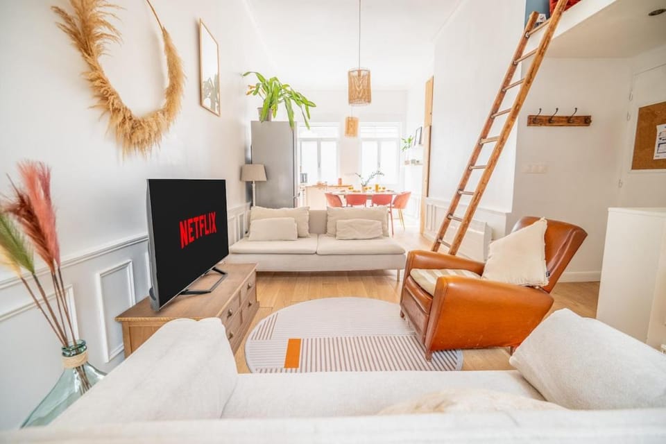 Communal lounge/ TV room, Bed, TV and multimedia, Living room, Photo of the whole room, Seating area, Evening entertainment, Bedroom