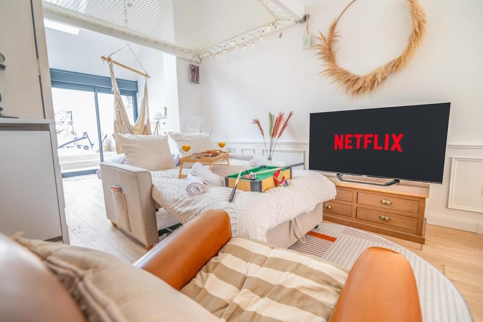 Communal lounge/ TV room, TV and multimedia, Living room, Seating area, Evening entertainment