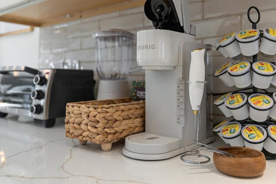 King Bed - EV Charger - 12 Guests - Modern Chalet in Durham