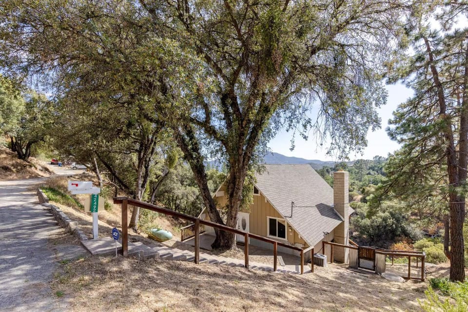 Riverfalls Retreat House in Yosemite Forks