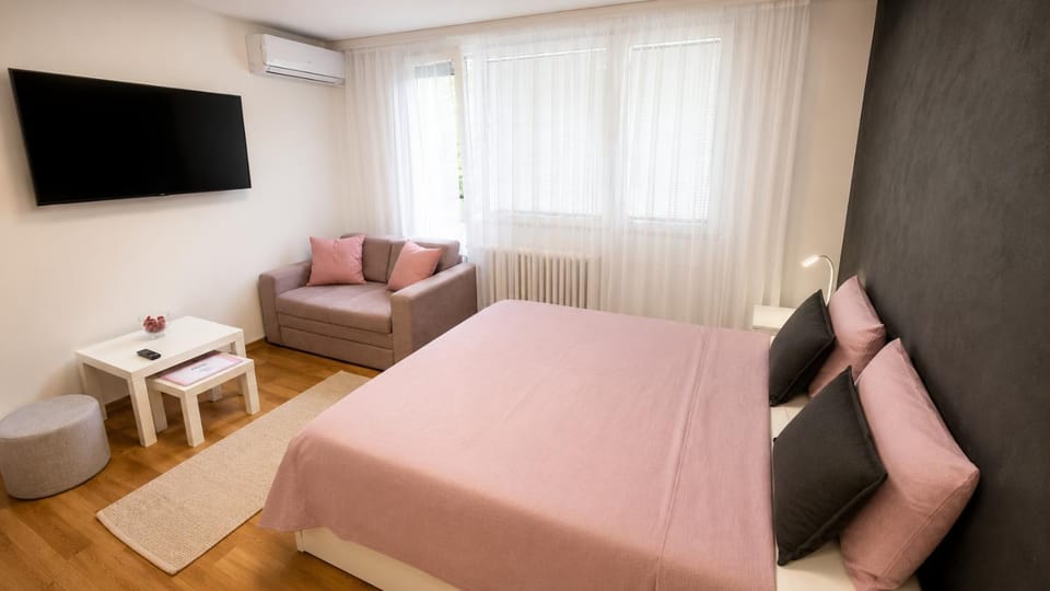 Bed, TV and multimedia, Photo of the whole room, Seating area, Bedroom, air conditioner