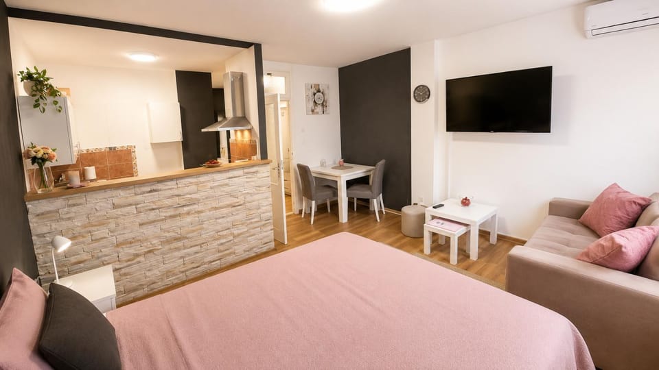 TV and multimedia, Living room, Photo of the whole room, Bedroom, air conditioner