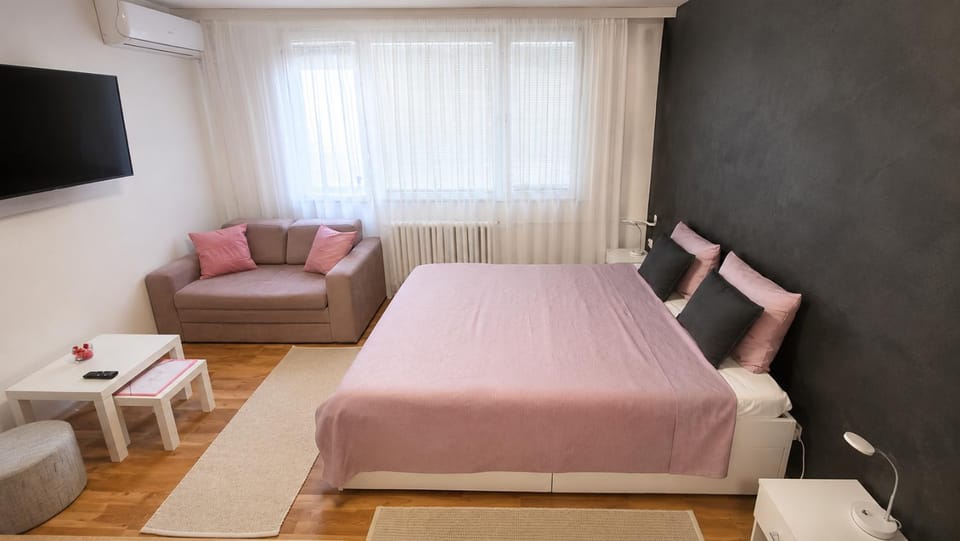 Bed, TV and multimedia, Living room, Photo of the whole room, Bedroom