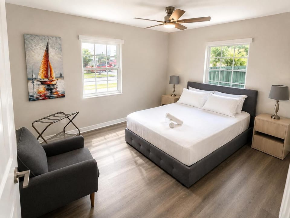 Bed, Photo of the whole room, Seating area, Bedroom