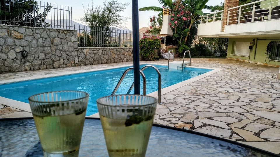 Decorative detail, Pool view, Swimming pool, Drinks