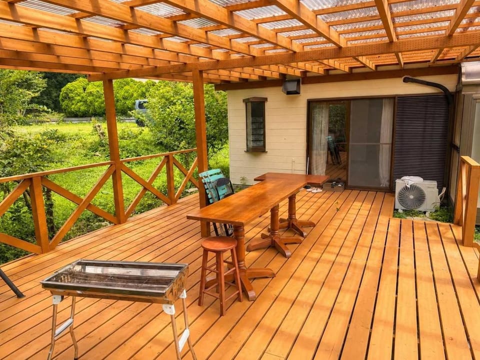森に包まれる一棟貸し広々屋根付きウッドデッキでBBQを楽しむ那須の休日Cottage Nest House in Japan