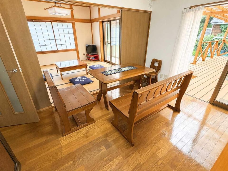 森に包まれる一棟貸し広々屋根付きウッドデッキでBBQを楽しむ那須の休日Cottage Nest House in Japan