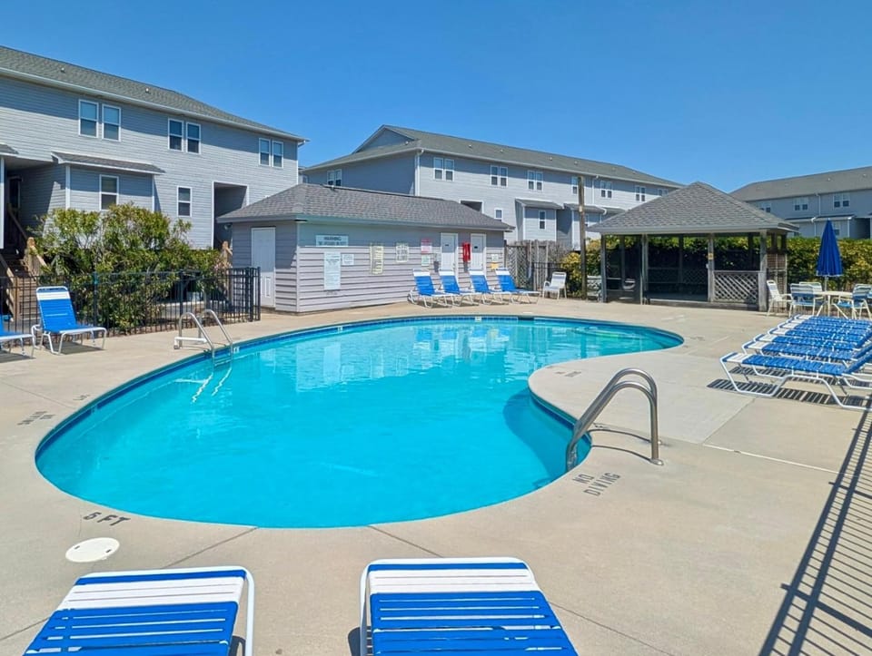 Turtle Cove 133, Surf City, NC, Community Pool & Beach Access House in Surf City