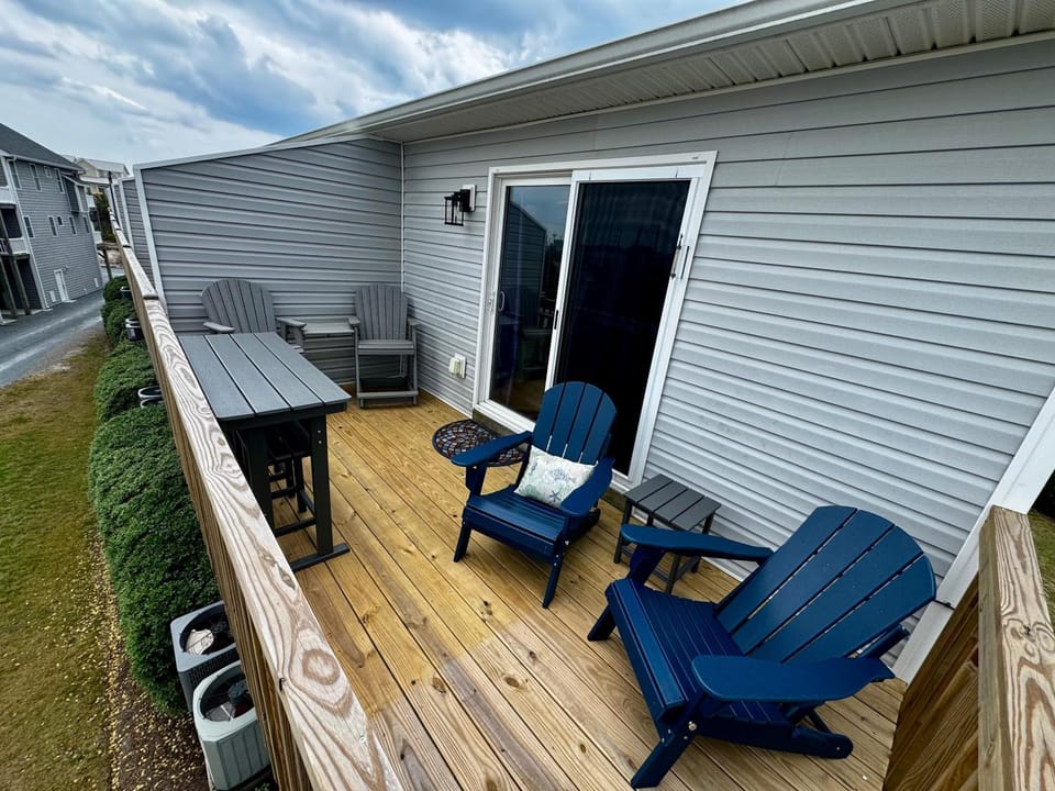 Aqua Rose Turtle Cove Townhomes in Surf City offers a Community Pool & Beach Access House in Surf City