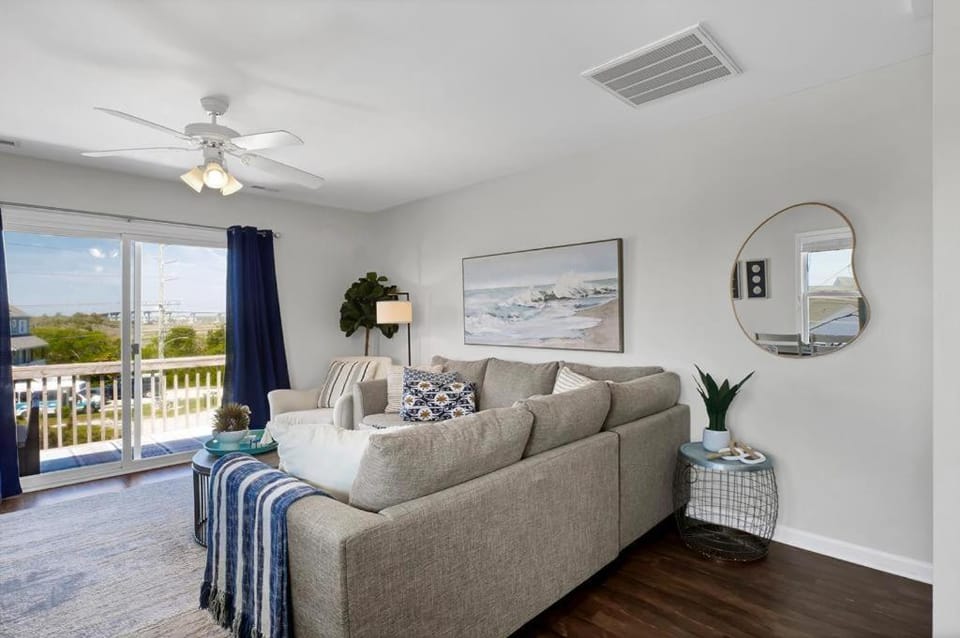 Aqua Rose Turtle Cove Townhomes in Surf City offers a Community Pool & Beach Access House in Surf City