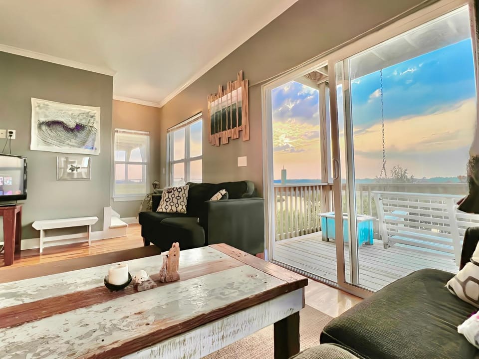 Casa de Agua is Dog Friendly & Waterfront House in Surf City
