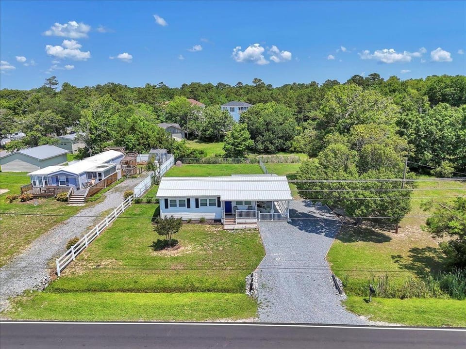 Lanier's Escape Dog Friendly Fenced in Yard House in Surf City