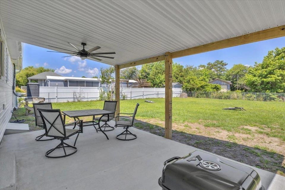 Lanier's Escape Dog Friendly Fenced in Yard House in Surf City