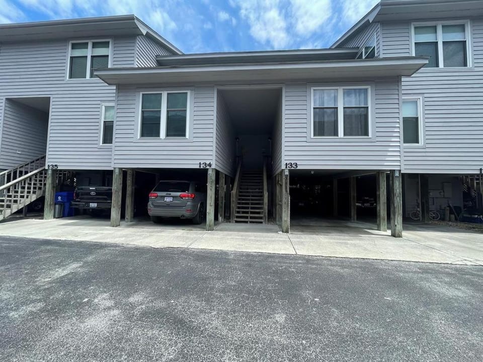 Turtle Cove 134 in Surf City, NC offers a Community Pool & Beach Access House in Surf City