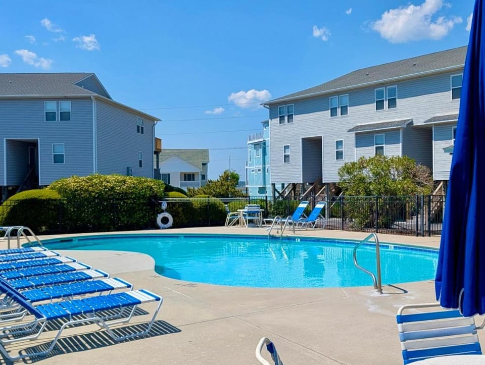 Turtle Cove 134 in Surf City, NC offers a Community Pool & Beach Access House in Surf City