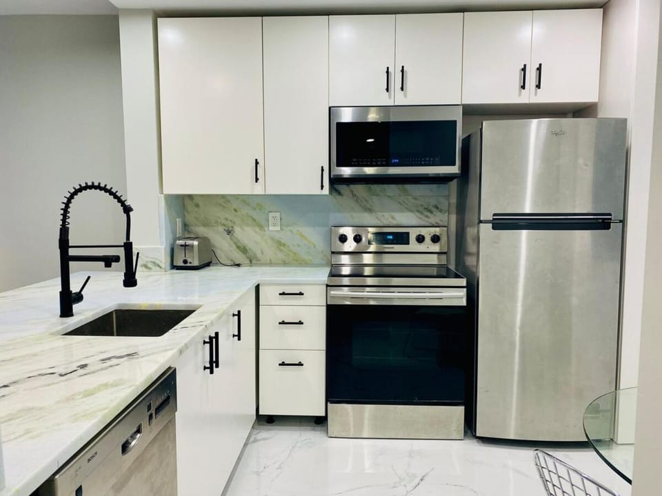 Stylish 1BR 2BA Condo 1Block to Aventura Mall Apartment in Aventura
