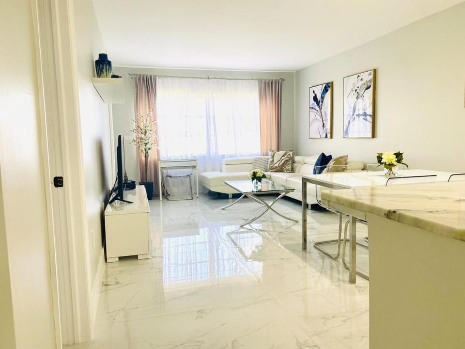 Stylish 1BR 2BA Condo 1Block to Aventura Mall Apartment in Aventura