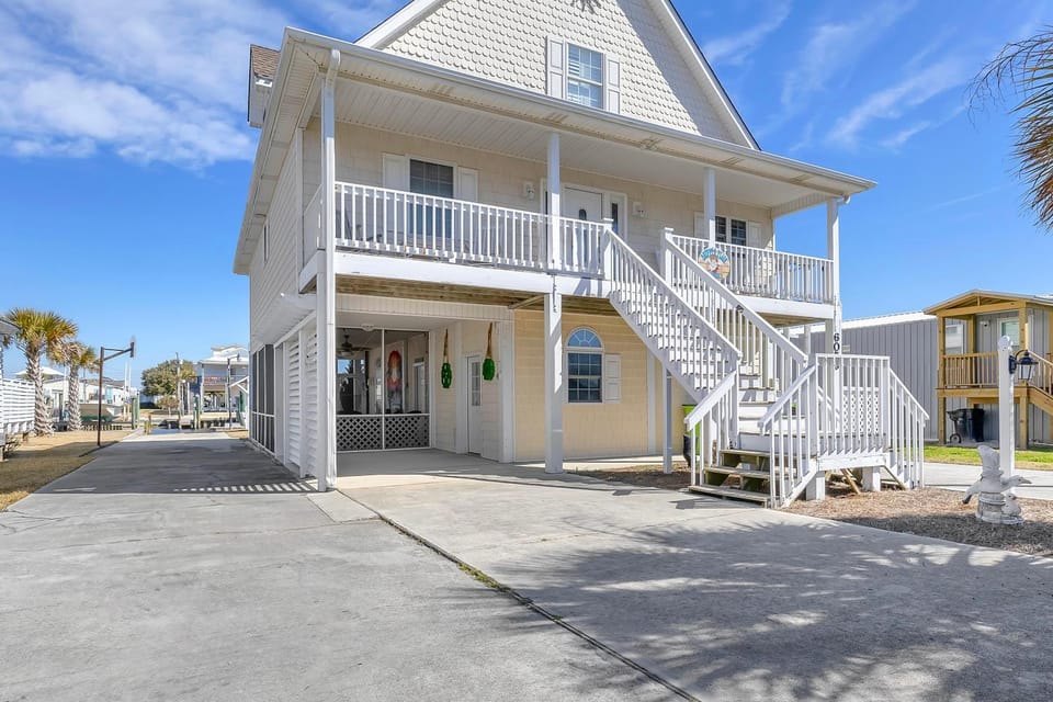Canal Front Home With Boat Dock, Sleeps 17 & Dog Friendly House in Surf City