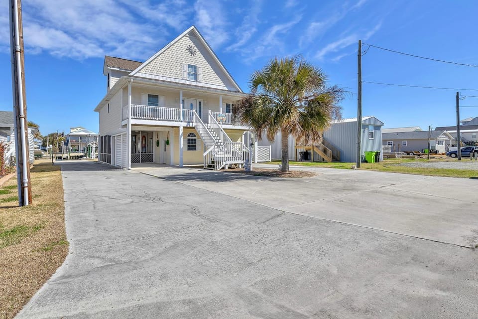 Canal Front Home With Boat Dock, Sleeps 17 & Dog Friendly House in Surf City