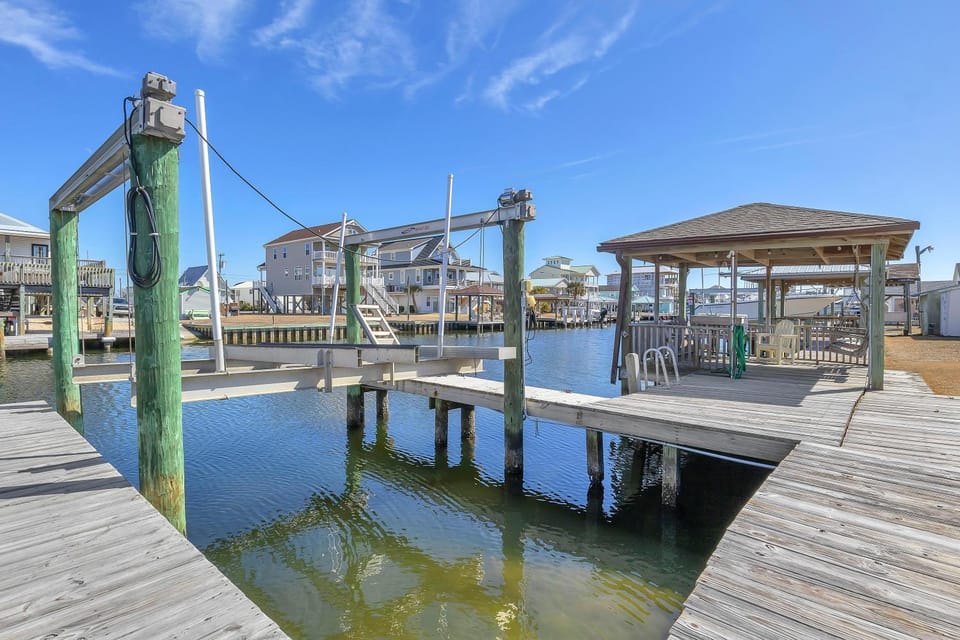 Canal Front Home With Boat Dock, Sleeps 17 & Dog Friendly House in Surf City