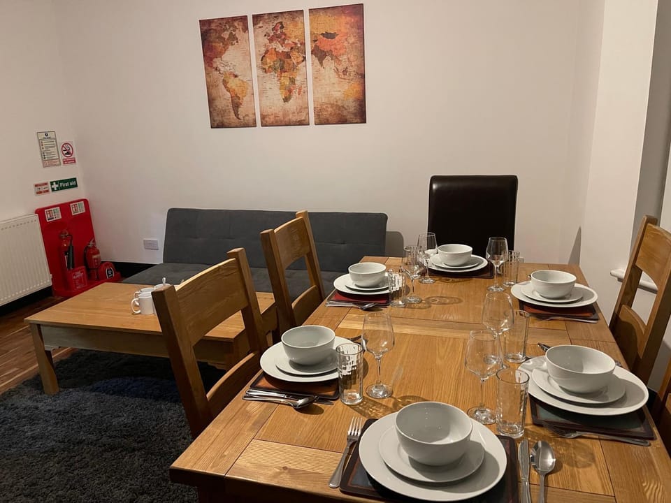 3 Bedroom Apartment - Glasgow Warriston St - Sleeps 5 - Contractors, Business & Relocations - Free Parking Apartment in Glasgow
