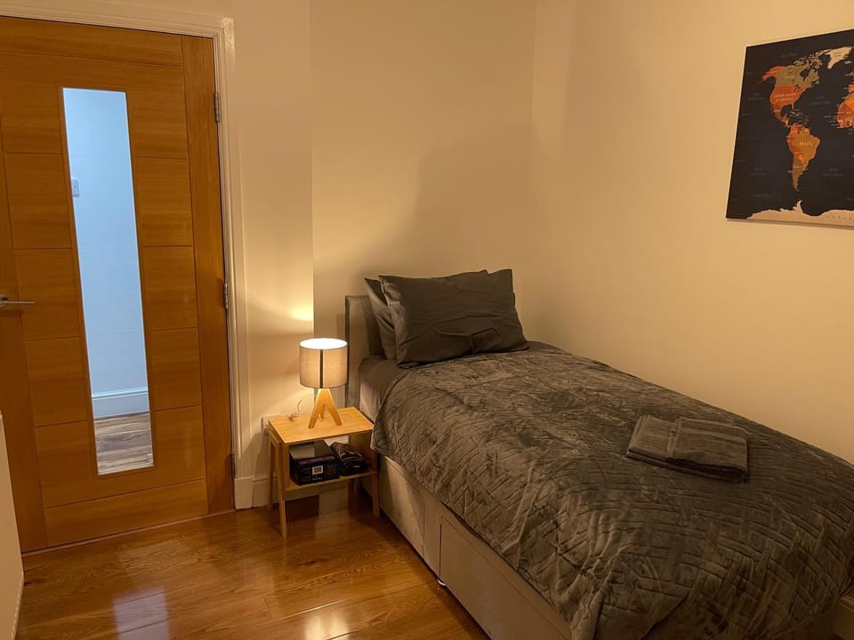 3 Bedroom Apartment - Glasgow Warriston St - Sleeps 5 - Contractors, Business & Relocations - Free Parking Apartment in Glasgow